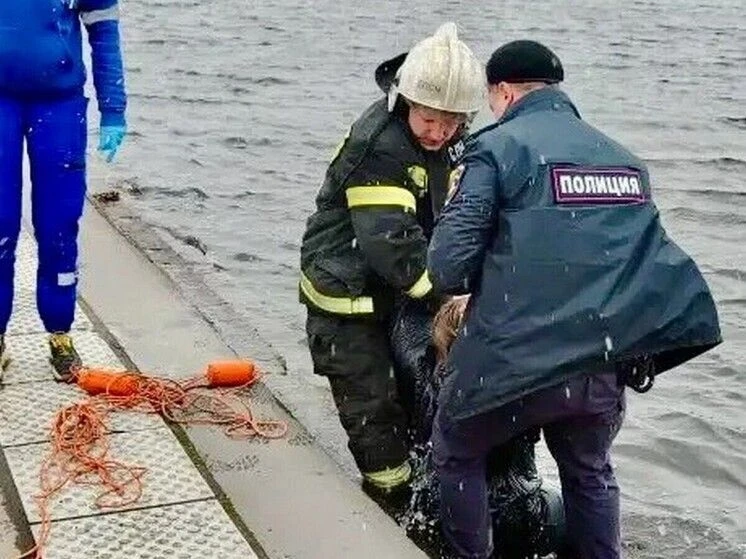 Холодные воды Волги едва не стали причиной трагедии в центре Твери 23 апреля в дневное время на набе