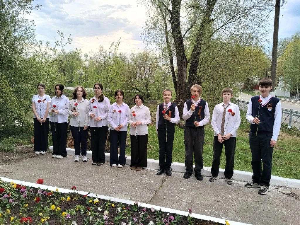 🕯 Вахта памяти в МАОУ СОШ №10 продолжается!  В эти минуты мы не просто вспоминаем — мы сохраняем ист