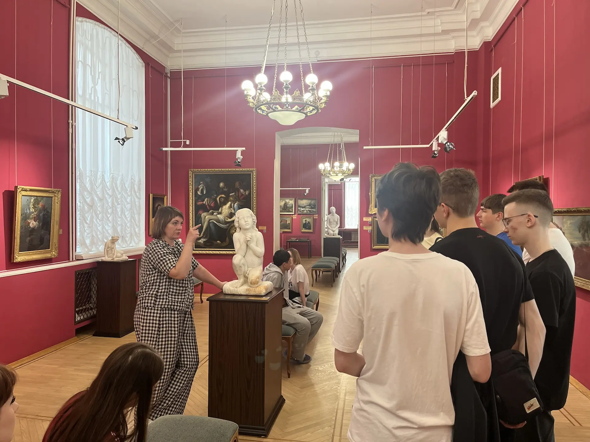 🎨 Сегодня учащиеся 9В и 9Г классов посетили экскурсию в Тамбовской областной картинной галереи 🏛️  Р