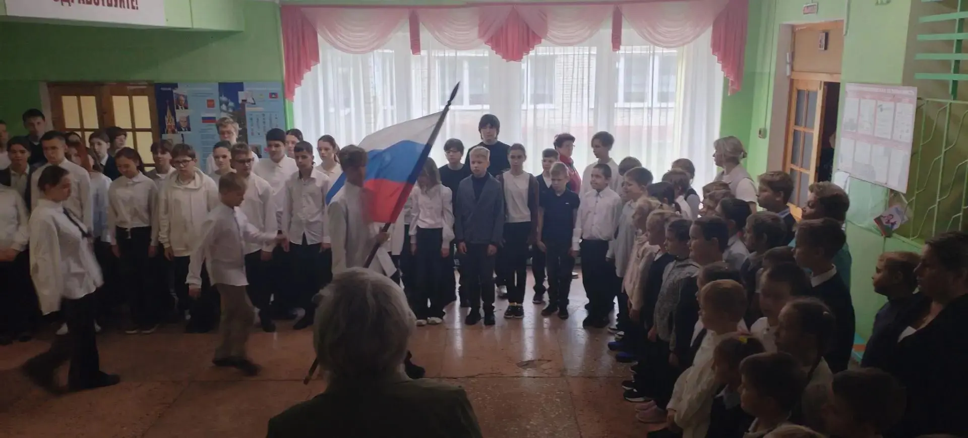 Учебная неделя  по традиции в школе началась выносом Государственного флага Российской ...