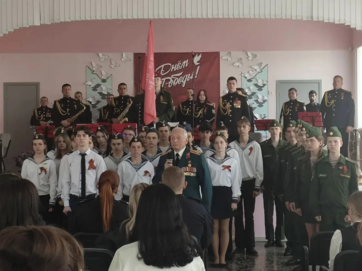 В Девятый день ликующего Мая,
Когда легла на землю тишина
Промчалась весть от края и до края: 
Мир п