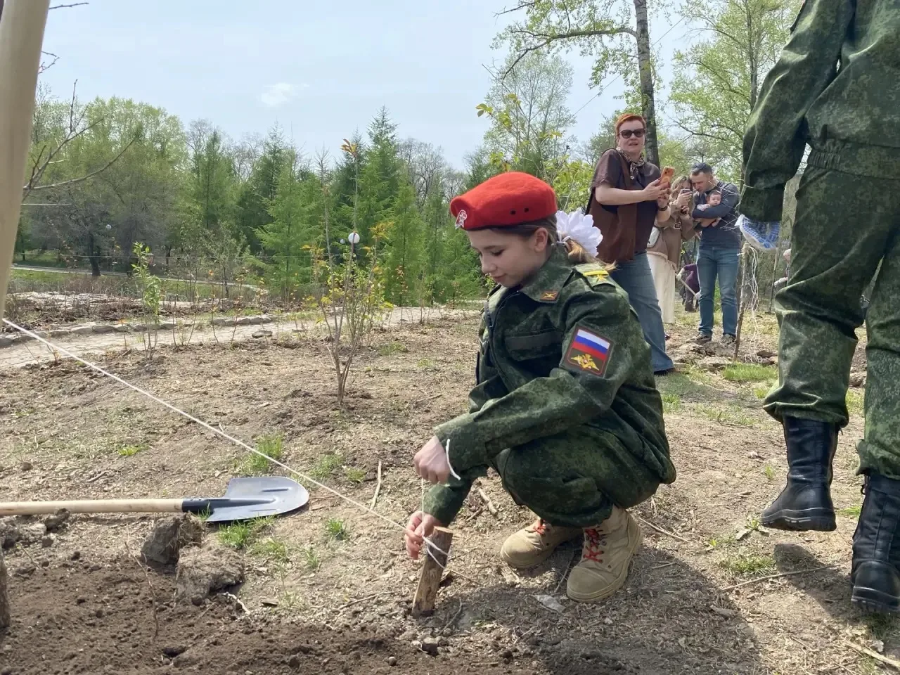 🌳 Сегодня на городских прудах прошла уже десятая, очень душевная акция «Подари ребёнку дерево»!  Был