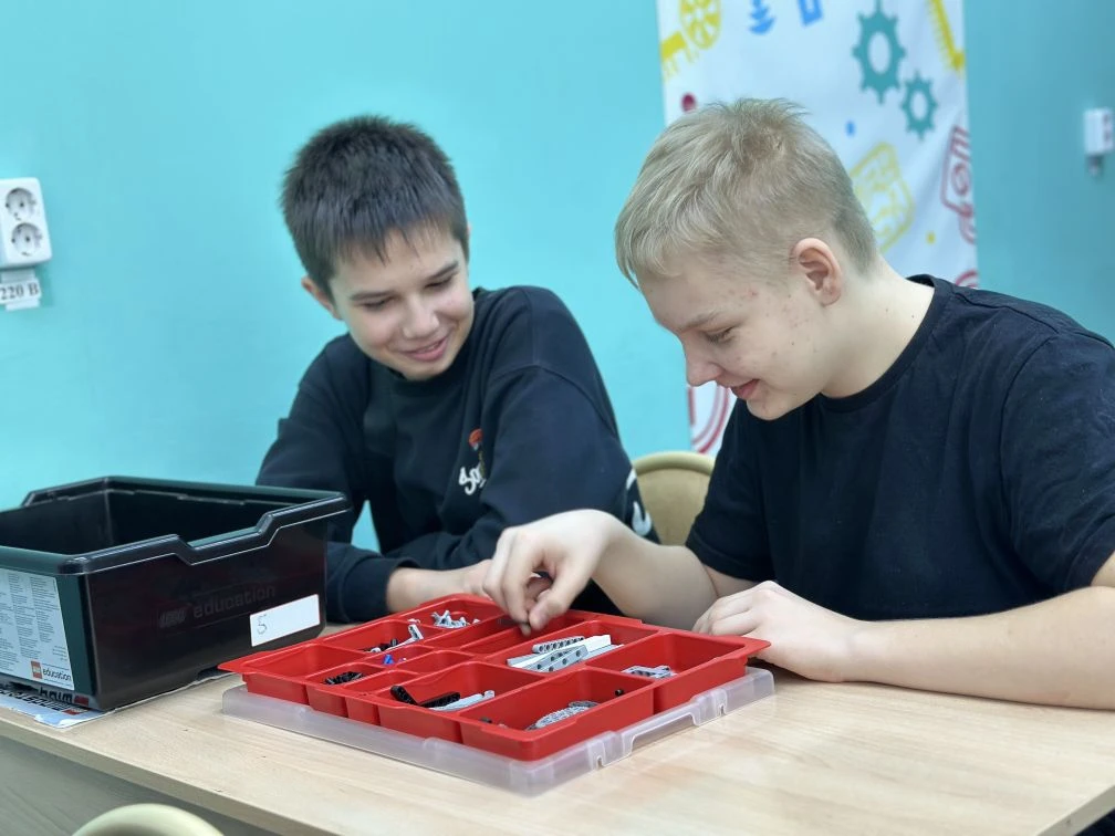 Роботы, схемы и будущее🤖💡  🧩В стенах нашего любимого СЮТа (Станции юных техников) царила атмосфера н