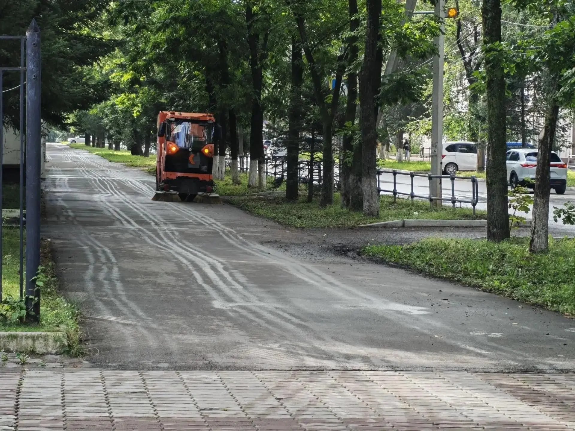 Продолжаются работы по благоустройству и уборке города