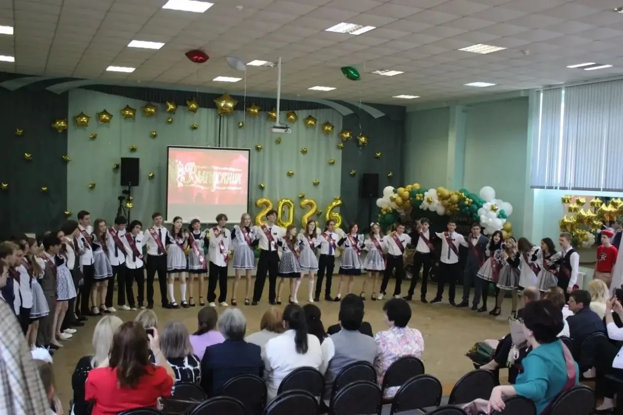 🌟✨ В МБОУ СОШ №43 прошёл трогательный и незабываемый Последний звонок для наших дороги...