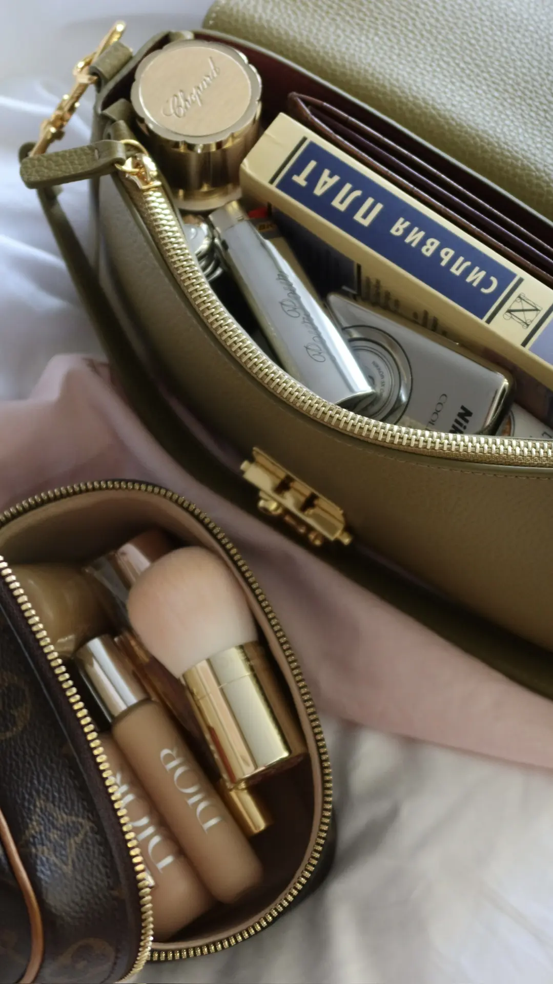 inside my bag🤍