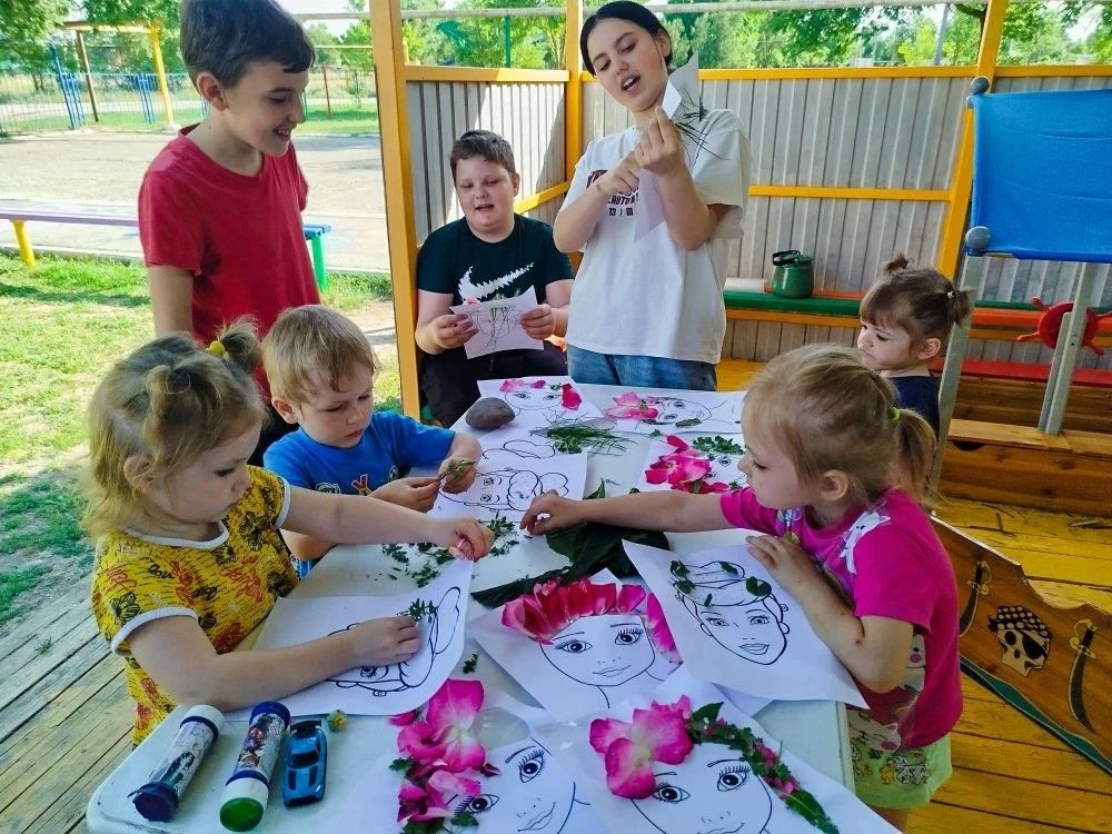✨ В «Искре» прошёл творческий вечер стилистов из природы! 🌿Ребята вместе с наставниками создавали п