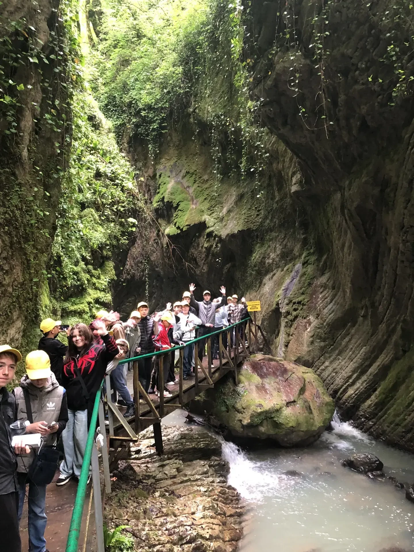 🎉 Ура, каникулы! Сезон путешествий по Лазаревскому официально открыт! 🌊🌲

Сегодня у наших детишек