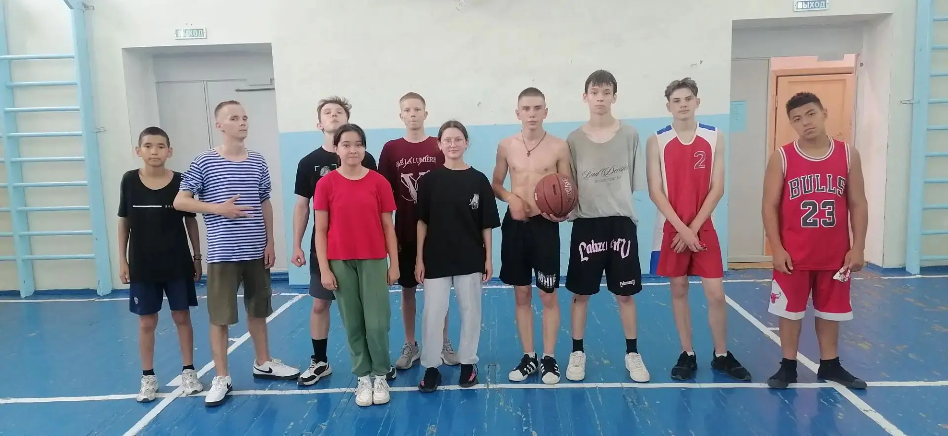 Сегодня, в связи с плохими погодными условиями, турнир по стритболу прошёл в спортивном зале школы-и
