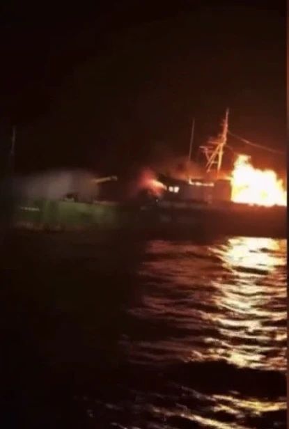 На борту сгоревшего у берегов Камчатки судна из Владивостока найдено 4 Tела