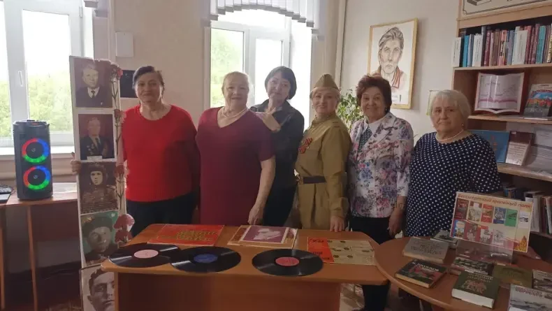 С членами клуба «Очарование» прошла музыкальная викторина «Дорогами войны». По музыкаль...