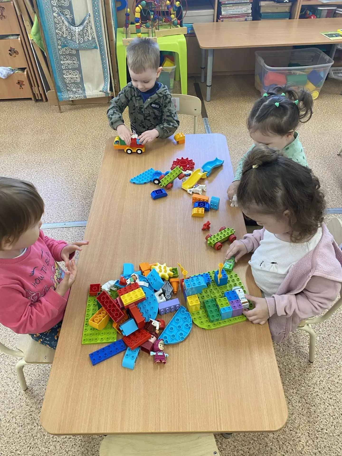Настольные игры для детей 2–3 лет — это важный инструмент раннего развития, который помогает формиро