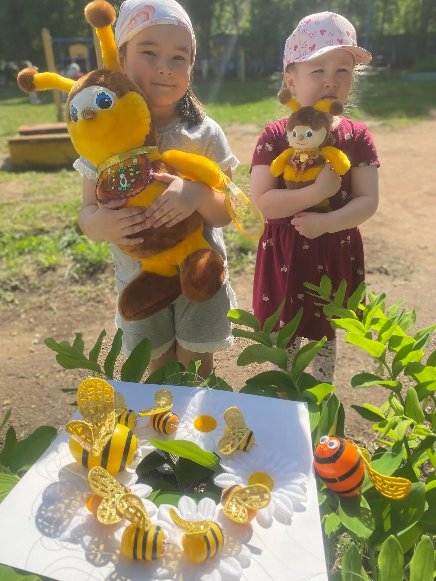 «Жу-жу-жу, жужжит пчела,
День рождения у меня!»🌺🐝🌸20 мая отмечается Всемирный день пчёл. В старше