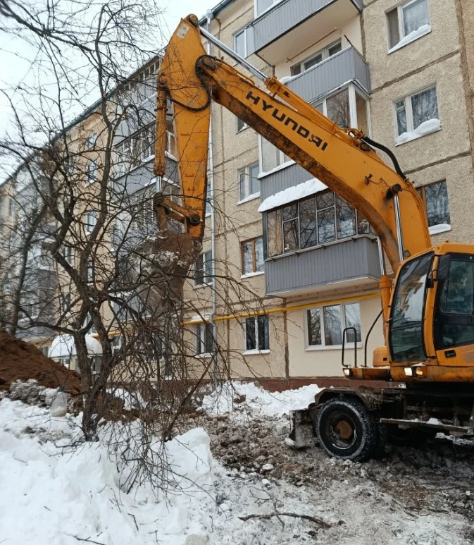 Меняем аварийный участок трубы на вводе водопровода в дом по ул. Сыртлановой, 25. Работы продолжаютс