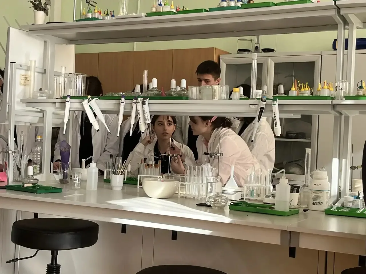 17.03 9 и 10 классы посетили мероприятие « Ароматные приключения» на базе школы 403. Учащиеся познак