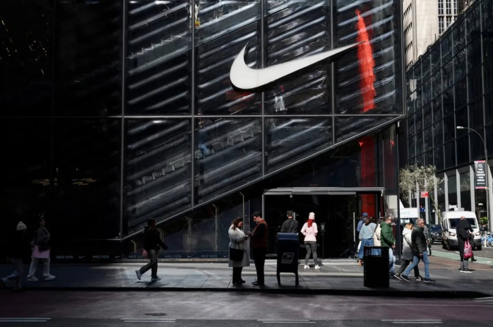 Nike готовит новые увольнения на фоне обвала продаж в Китае на 26%, — Reuters