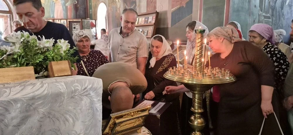 Предание и история По преданию, незадолго до Успения Богородица передала Пояс и Ризу двум благочести