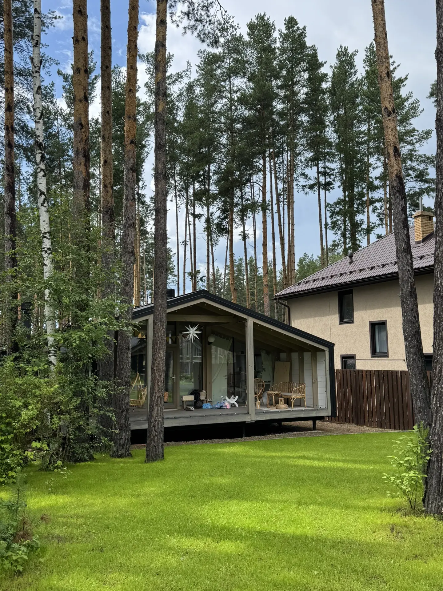 Лесные моменты вокруг нашего домика 🏡

Клубника зреет, первая земляника тоже появилась, ещё и какой