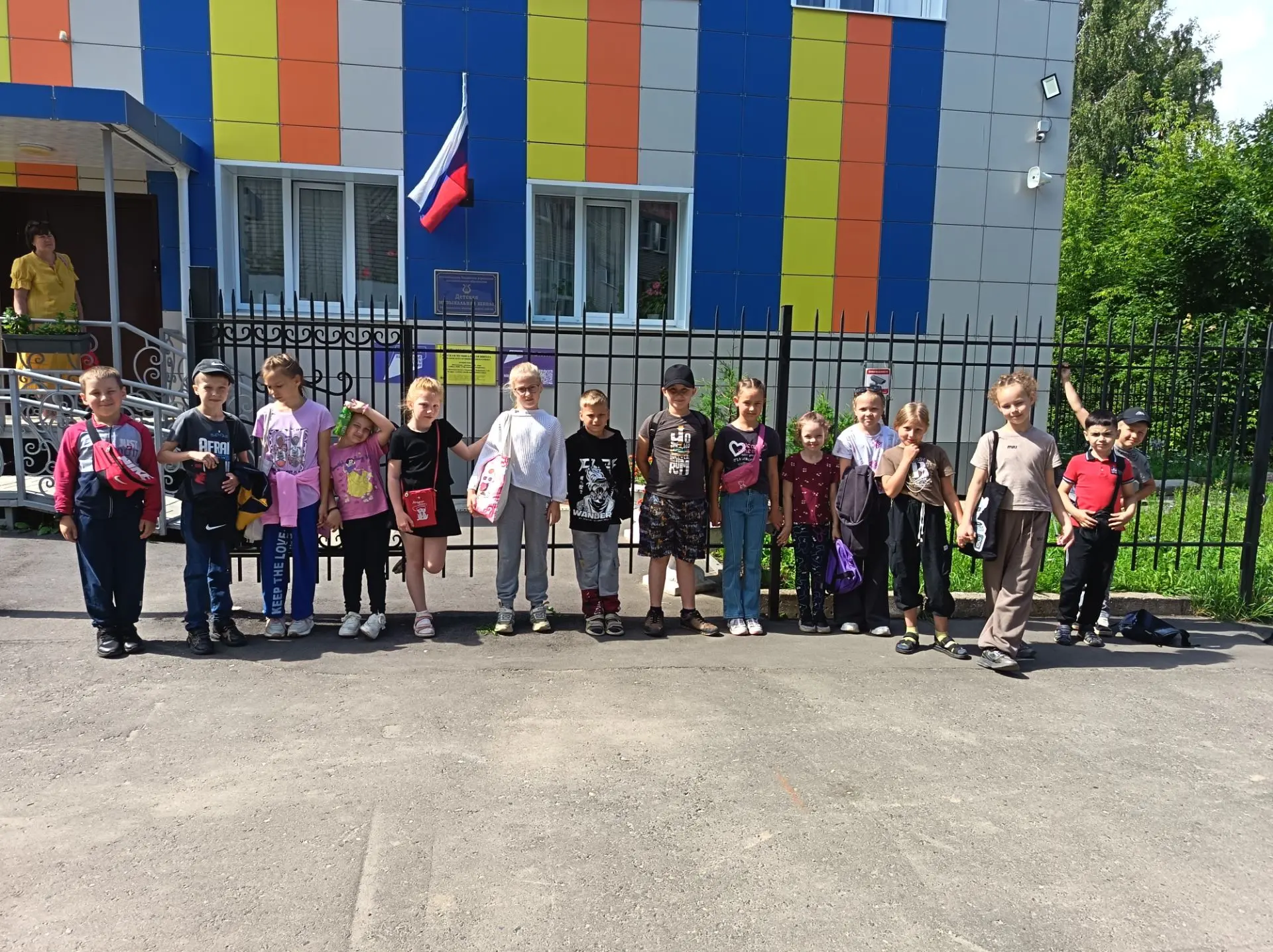 И вот мы снова в другом мире- мире, где рождается музыка. Экскурсия в музыкальную школу началась сам