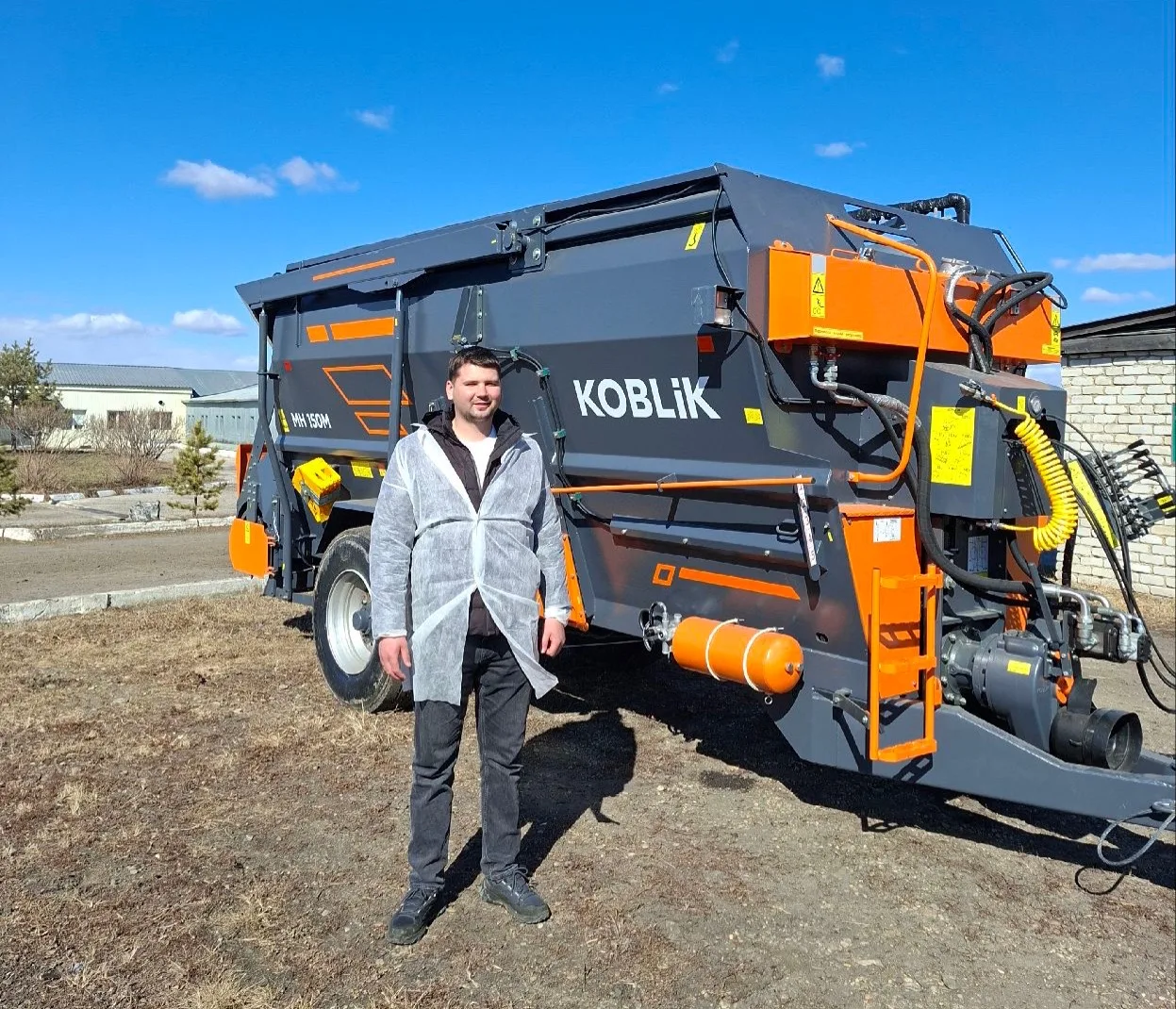 🚜 В хозяйство Амурской области передан кормораздатчик KOBLiK MH 150М с загрузочной фре...