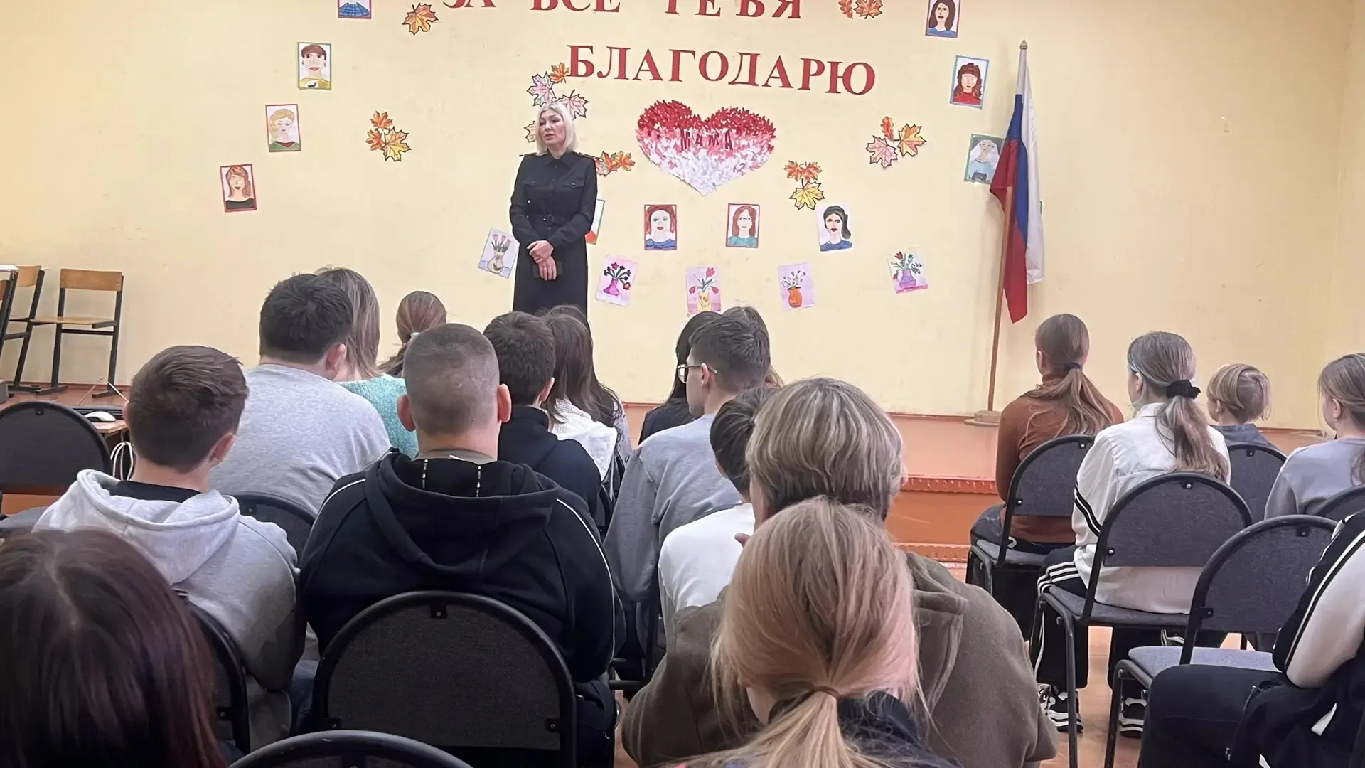 Профилактическая беседа по БДД в нашей школе! 🚦🚔   🗒 В минувшую пятницу во втором здании нашей школы