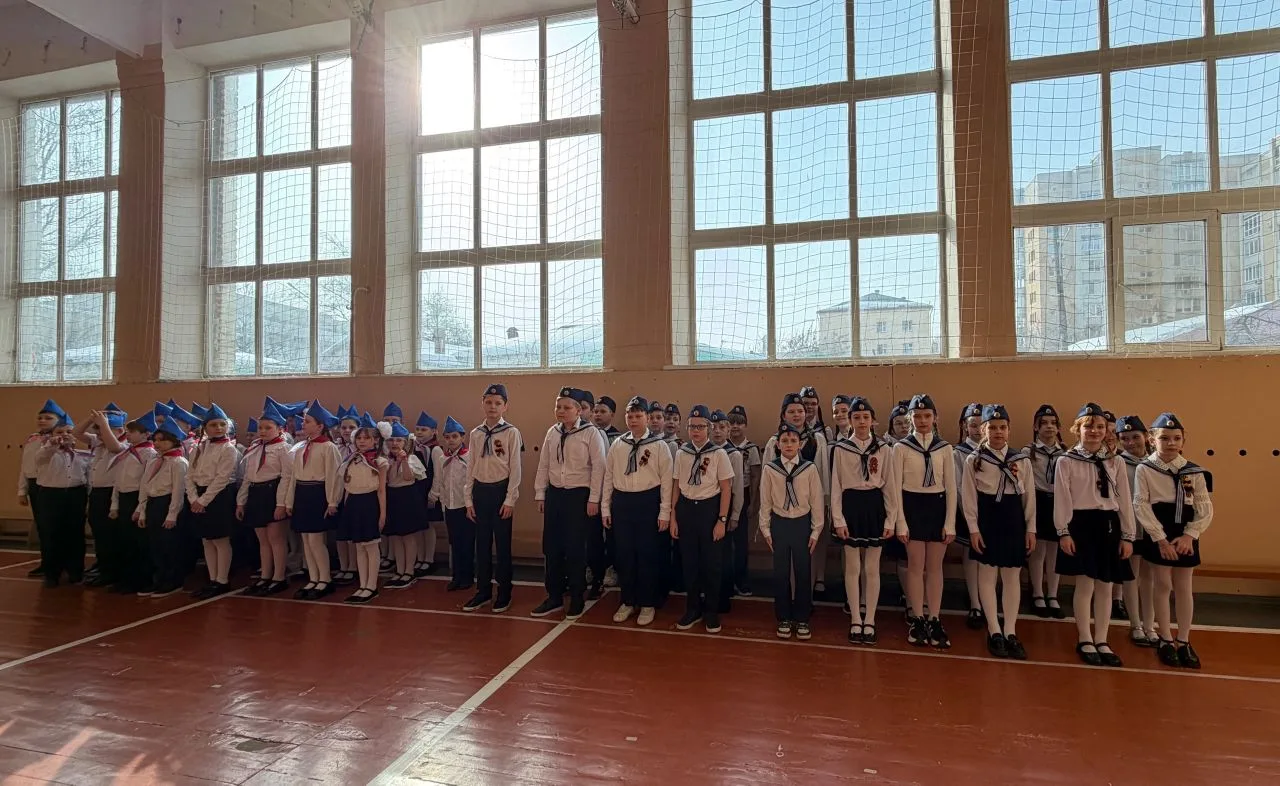В лицее прошел смотр строя и песни, в котором приняли участие ученики 2–4 классов. 🎖️  Ребята демонс