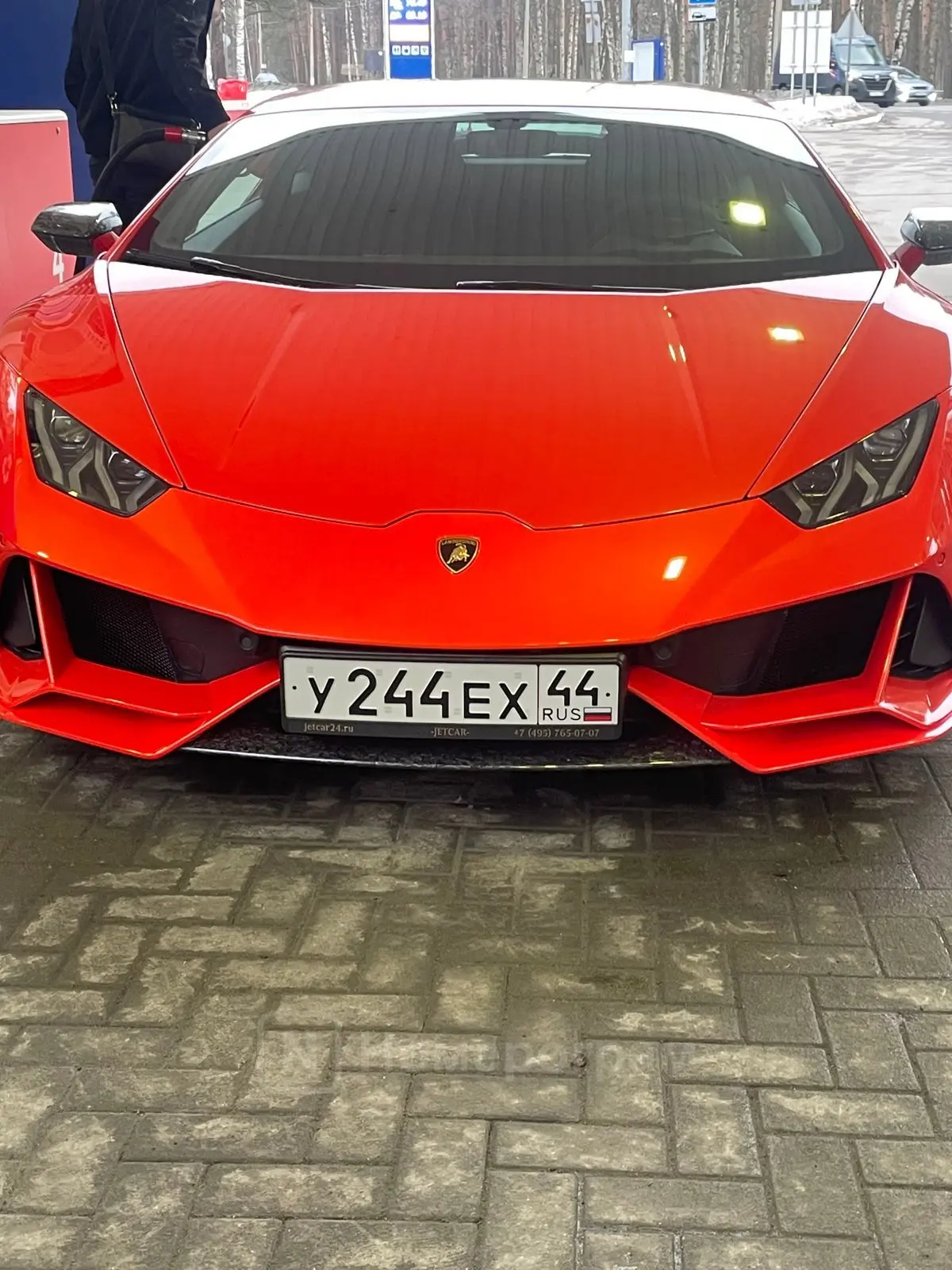 🏎️ 639 лошадиных сил против костромских дорог

На одной из заправок Костромы заметили ярко-красный 