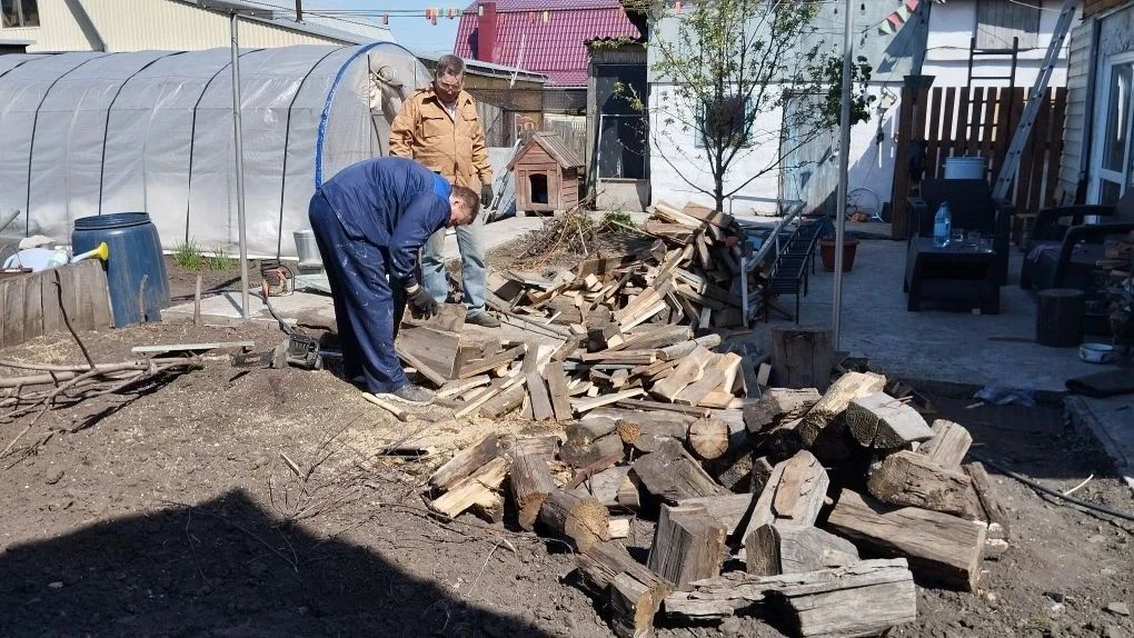 Сотрудники МБУ "ЦСО"  провели уборку придомовой территории, накололи и складировали дро...