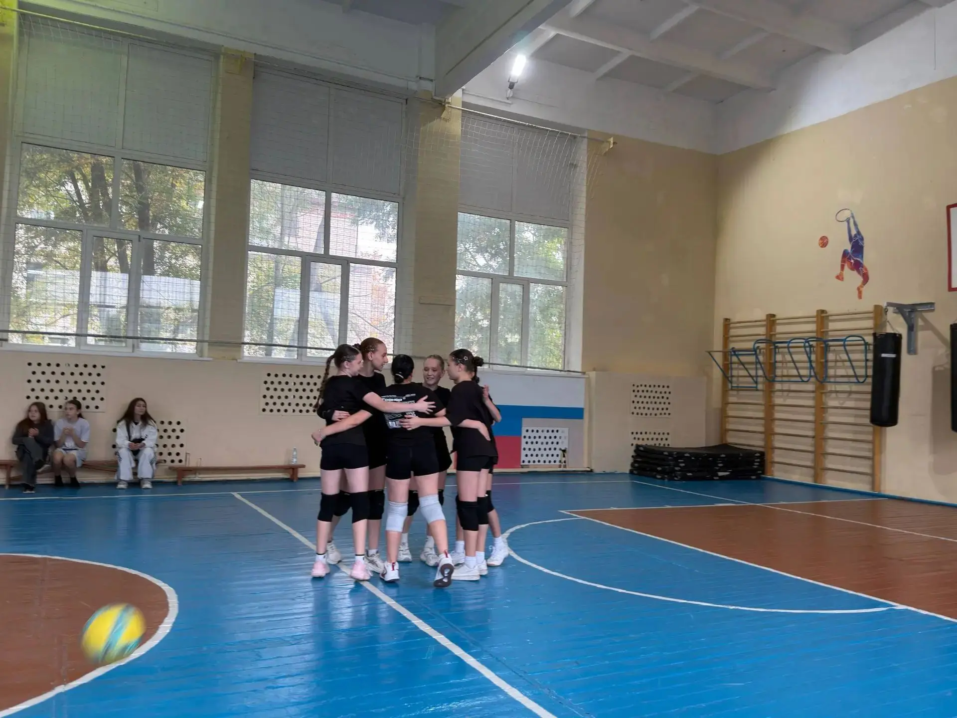 🏐 Вчера в спортивном зале нашей школы  состоялась долгожданная товарищеская встреча по...