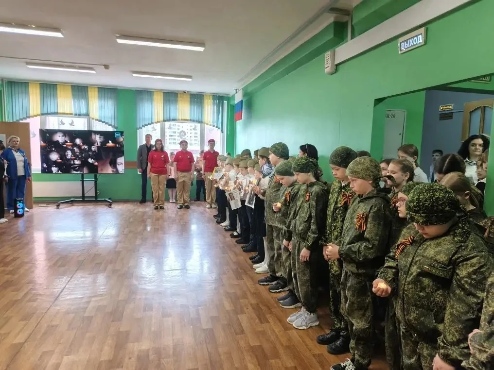 🇷🇺 Равнение на триколор!  Понедельник, 4 мая, в МБОУ СОШ № 9 начался с торжественной линейки, поднят