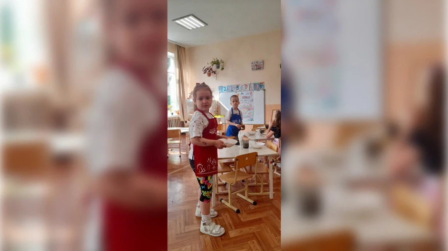 Начиная со средней группы, учим детей самостоятельно выполнять обязанности дежурного по столовой: ак