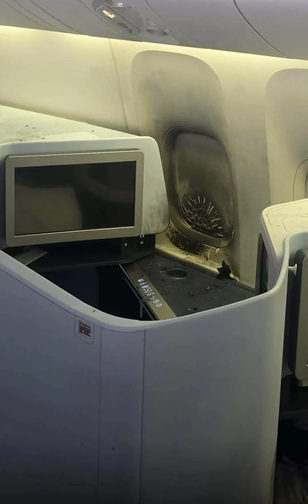 🔋💥Пауэрбанк экс-главы KLM взорвался на борту Boeing 777