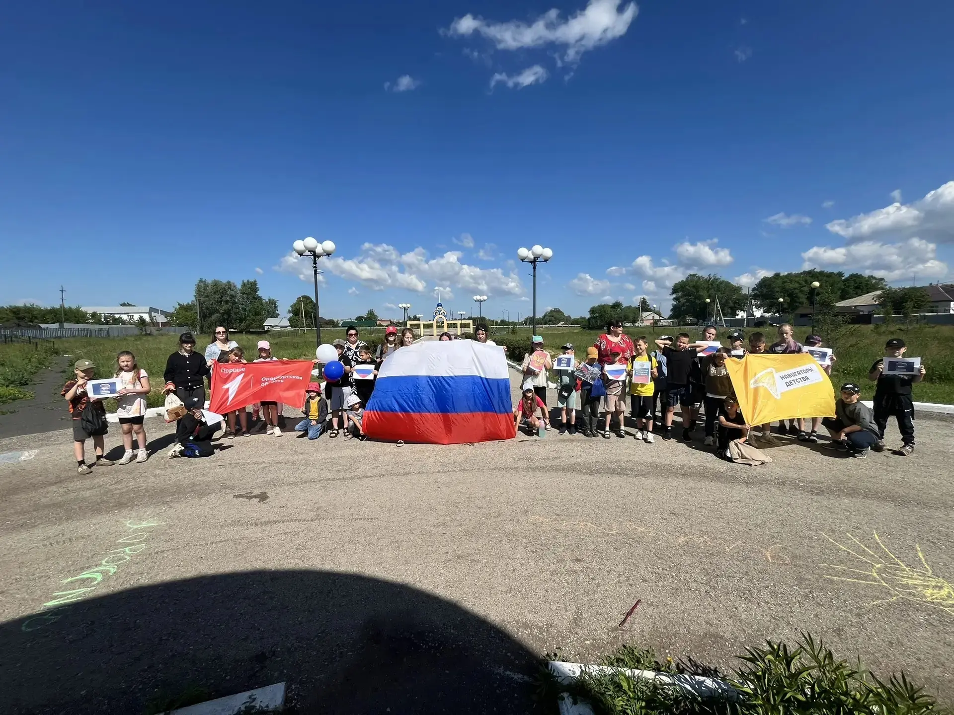 🇷🇺 Будни нашего лагеря: День, наполненный патриотизмом, творчеством и радостью!

Наш лагерь продол
