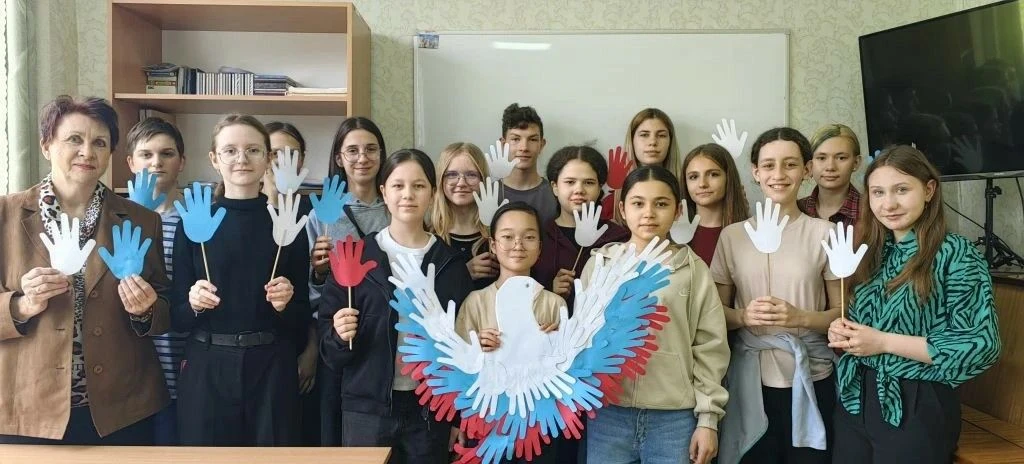 В нашей школе, накануне важного государственного праздника, преподаватель Алла Викторов...