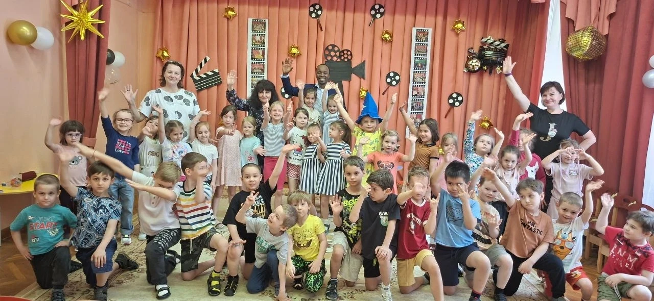 Два праздника в один день - у наших дошкольников!🎭🍎

Ребята показали сказку Владимира Григорьевича