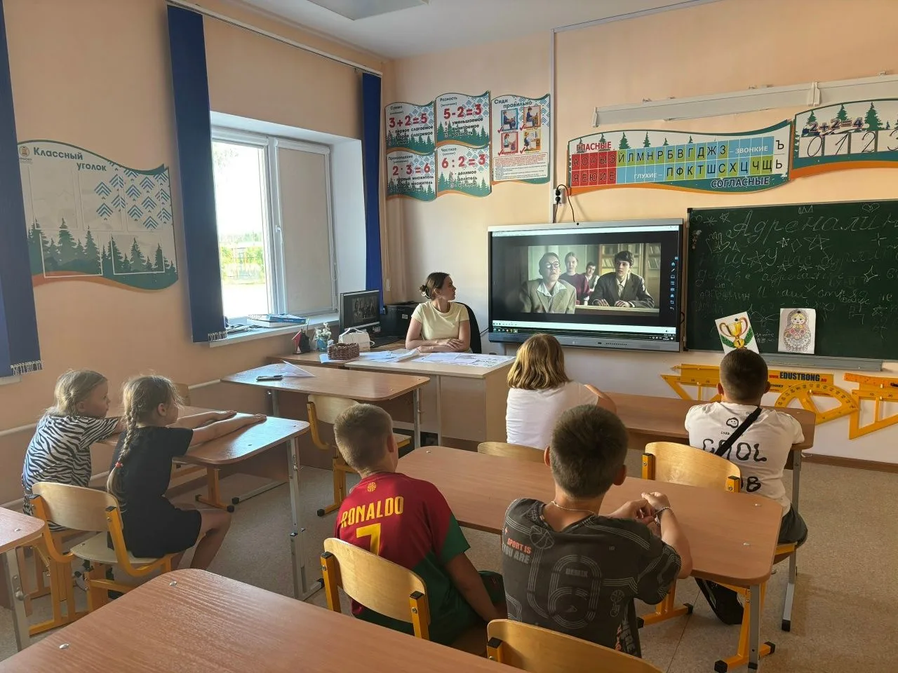 📍В #СалымскойСОШ2 прошла Всероссийская акция «Помним о важном», посвящённая Дню памяти и скорби.🎗Д