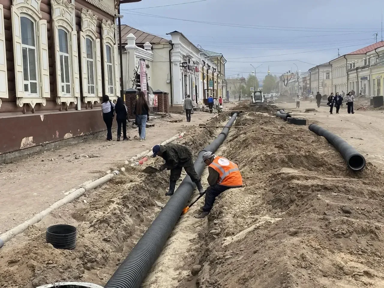 🛠️ На пешеходной части улицы Ленина специалисты прокладывают сети наружного освещения, водоотведения