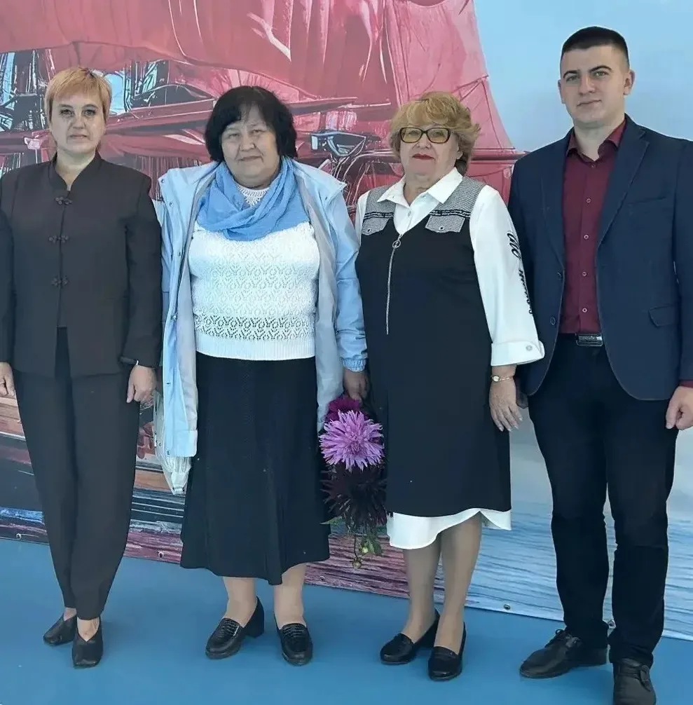 🌷 Ветеранов педагогического труда поздравили с Днём знаний