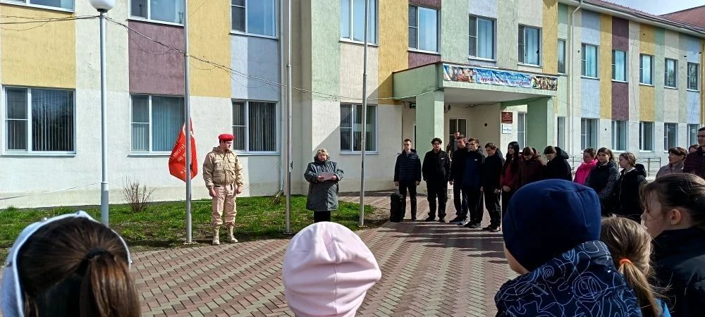 30 апреля в Ерахтурской сош прошла торжественная линейка открытия акции «Знамя Победы».
Война-это др