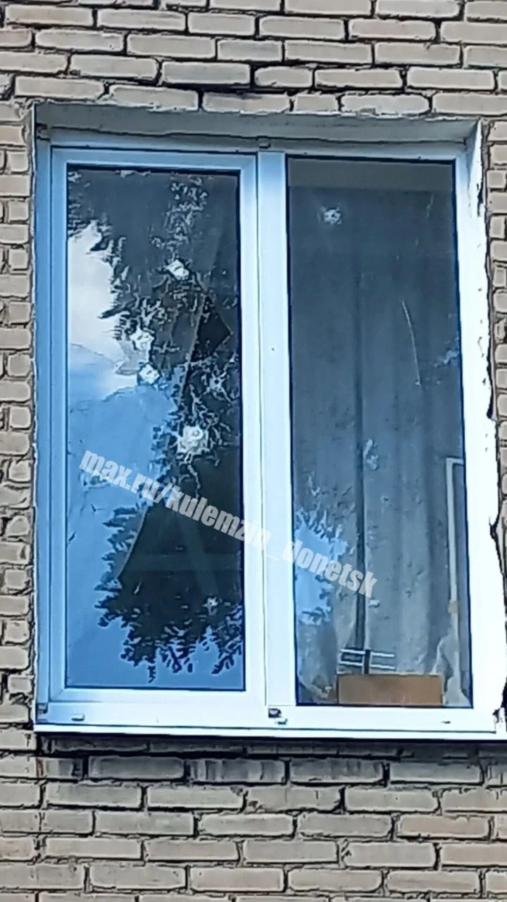 В Донецке украинский дрон повредил стекла в окнах домов Киевского района и гражданский ...