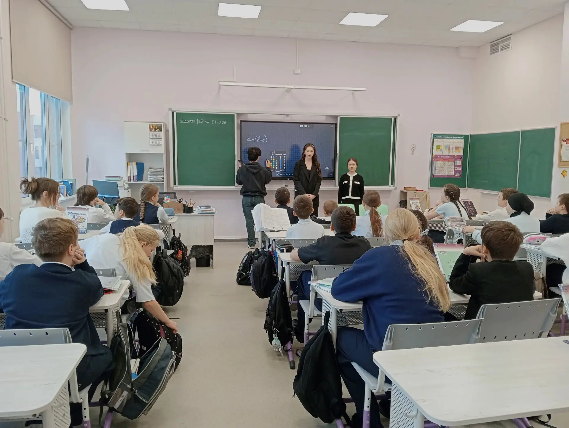 🎉 Когда старшие помогают младшим — это всегда по-особенному!