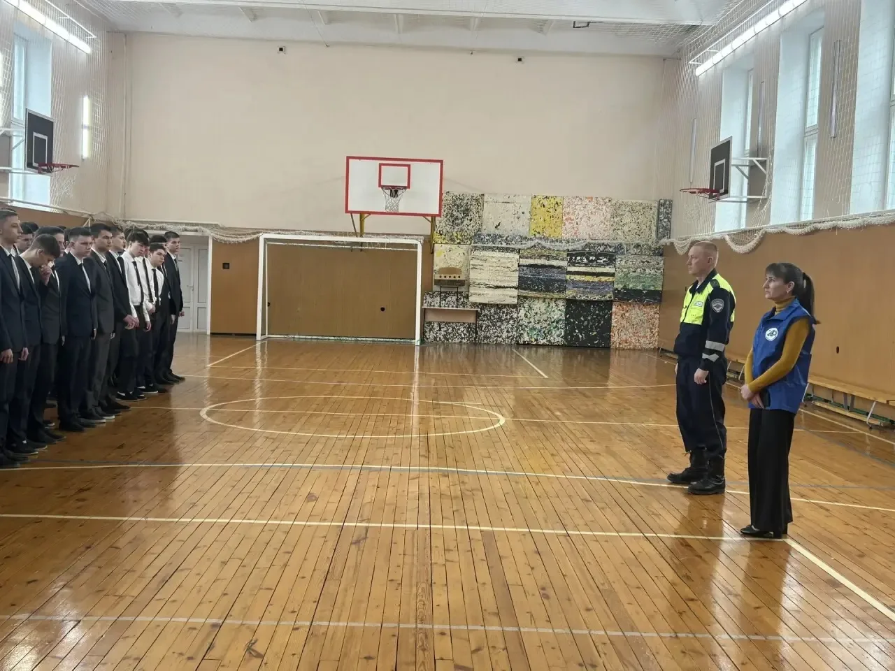 🚦 Встреча с сотрудниками ГИБДД: безопасность на дорогах — в приоритете! 🚦  Сегодня в нашей школе про
