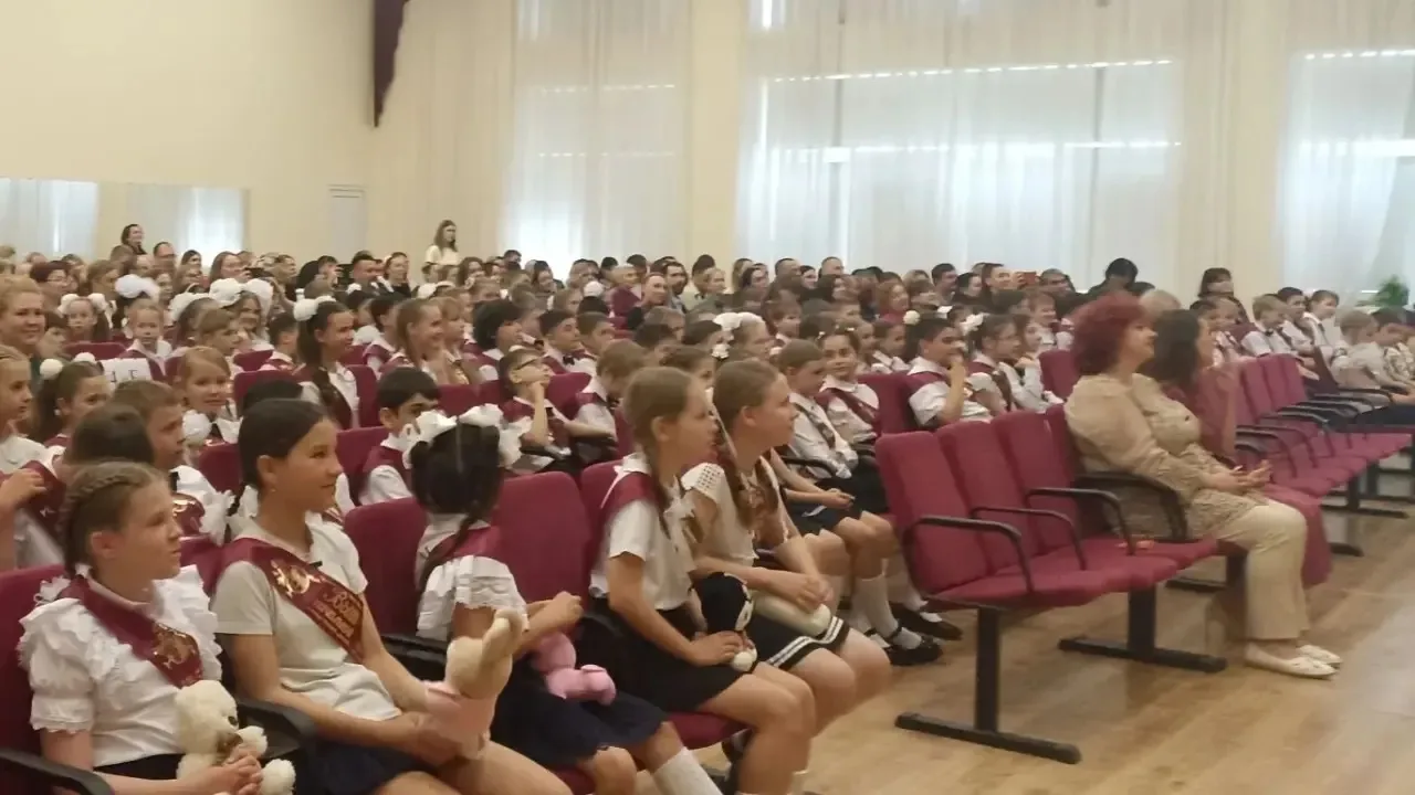 🎓✨ Выпускной в начальной школе: важный шаг во взрослую жизнь! ✨🎓  Сегодня в нашей школе прошло трога