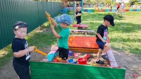 Дети любят играть с песком в любом возрасте, а в средней группе дети даже придумали сво...