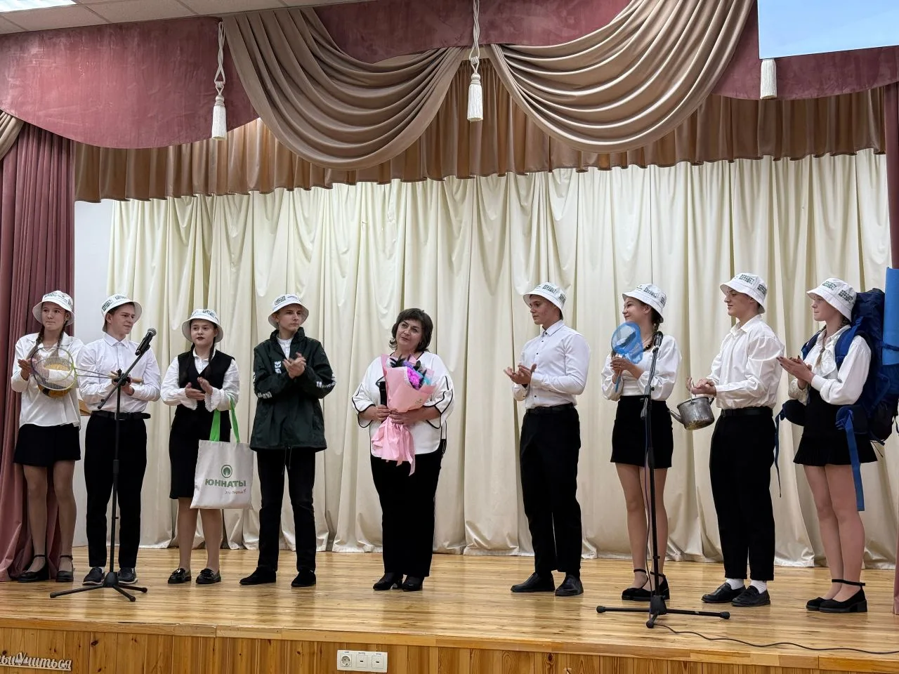 9 декабря сцена актового зала МБОУ СОШ с. Тербуны стала площадкой для лучших классных руководителей 