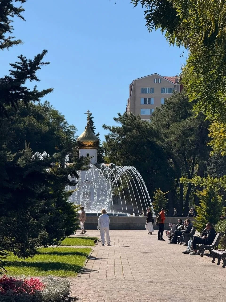 В Анапе искрятся брызги фонтанов.