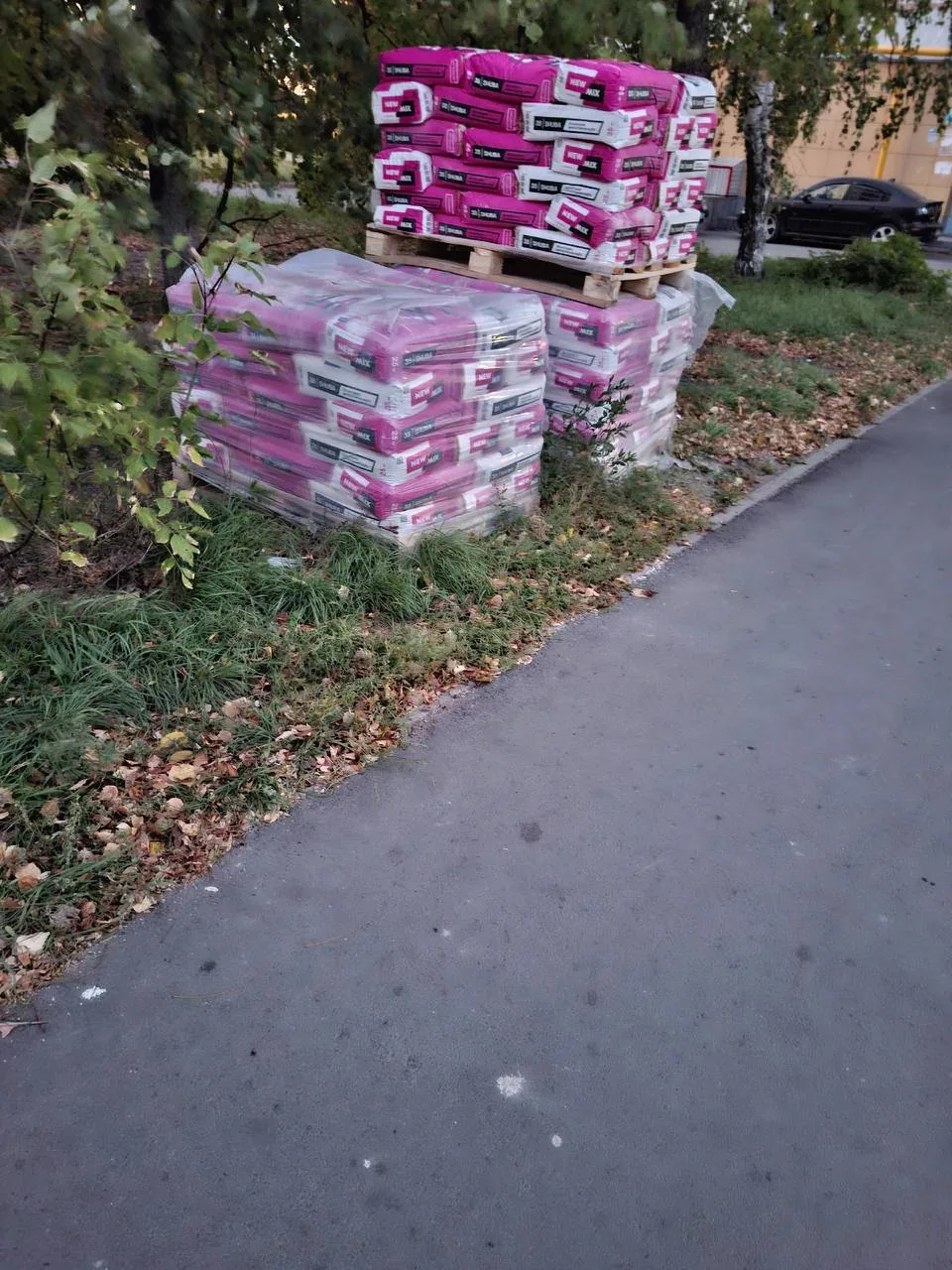 «Локомобильная, 25. Несколько недель назад закончили прекрасный ремонт фасада дома. Ост...