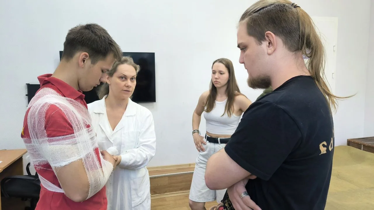 С начала лета в молодежном клубе «Мужество» проходит летний военно патриотический интен...