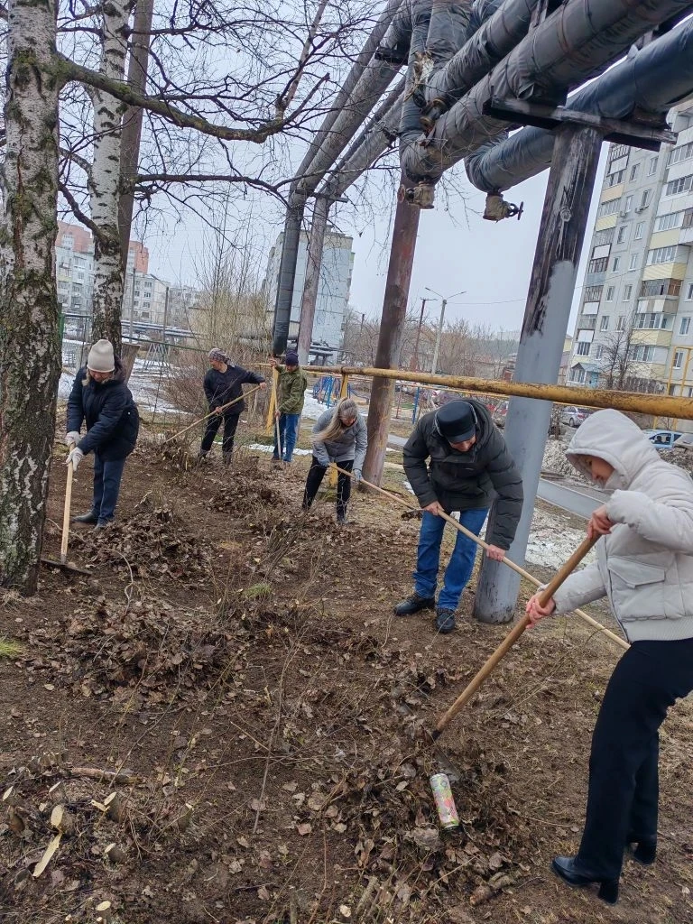 🌱 Субботник удался!  Сегодня, 3 апреля, несмотря на пасмурную погоду, наша команда — ученики, учител