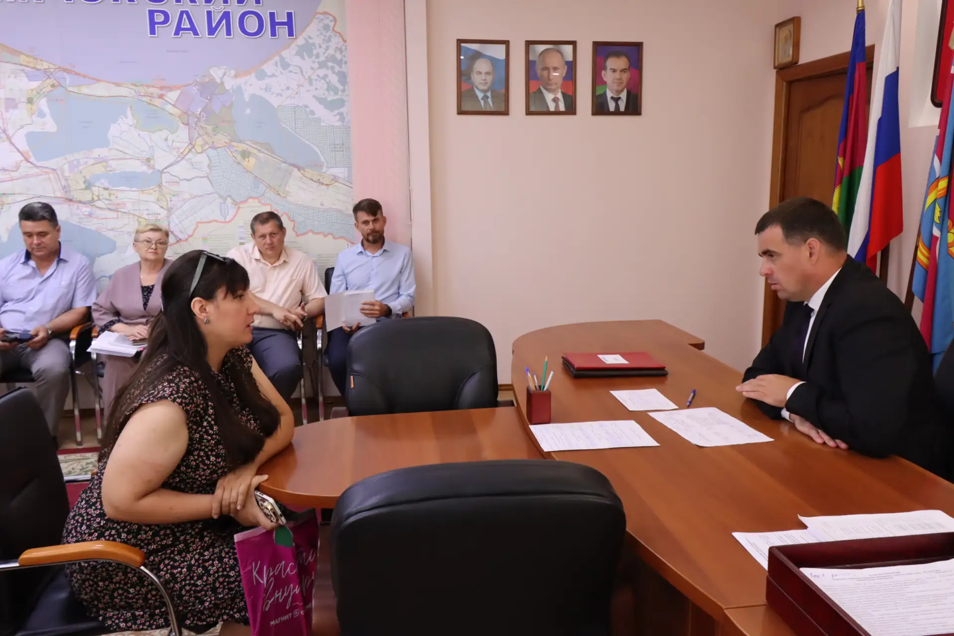 На приём граждан по личным вопросам обратилась жительница пос. Стрелка с просьбой оказа...